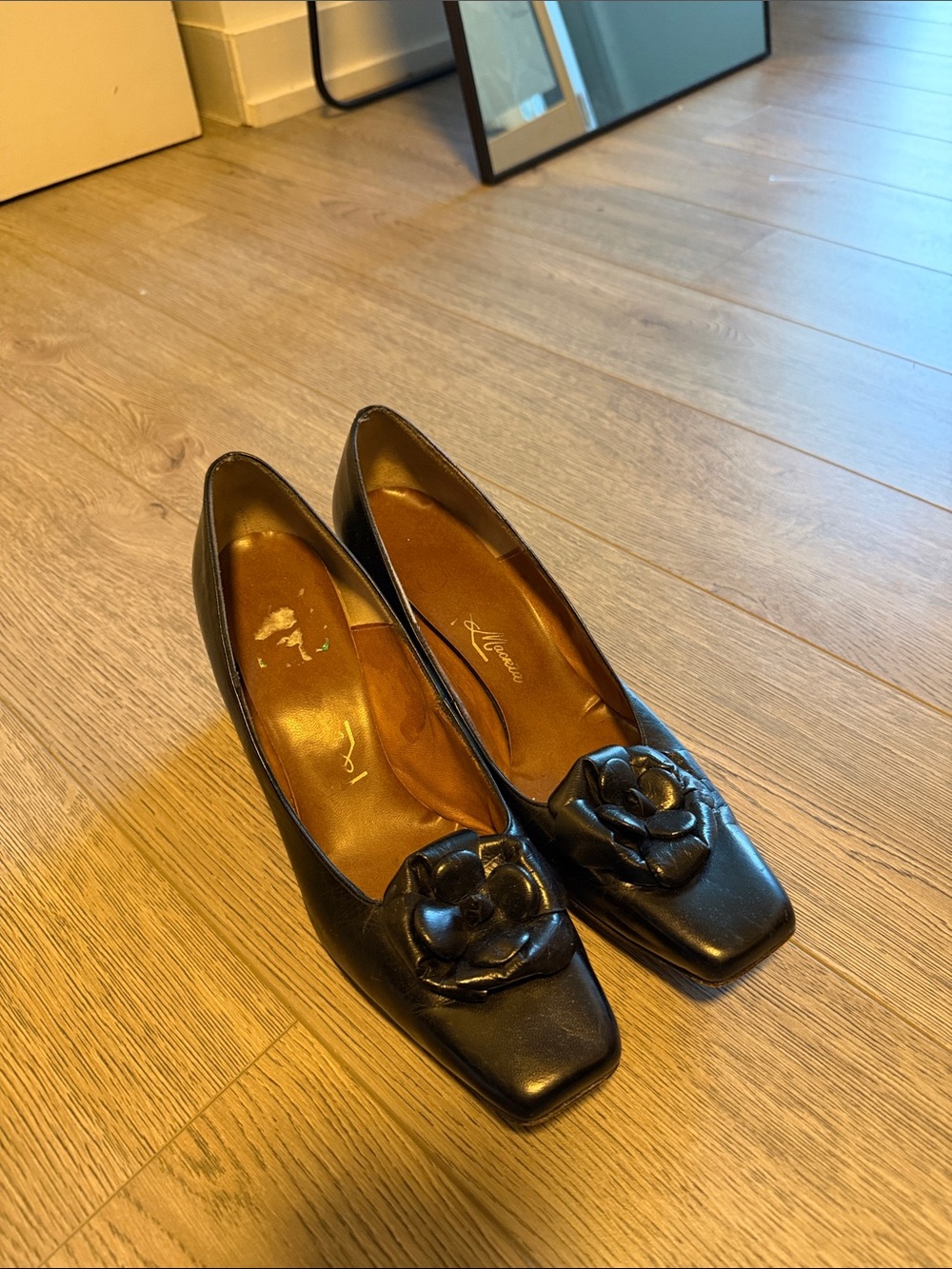 Classic Black Floral Applique Women's Pumps